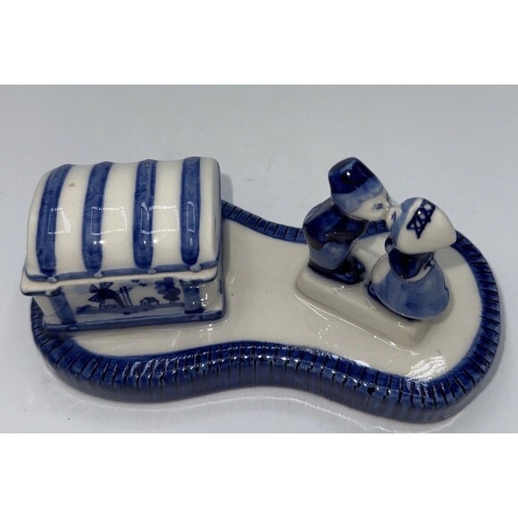 Vintage Delft Trinket Box W/Kissing Dutch Couple Porcelain Blue White 5.75”x3” - Picture 2 of 16